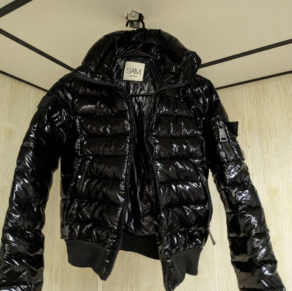 SAM. Luna down jacket in glossy black.